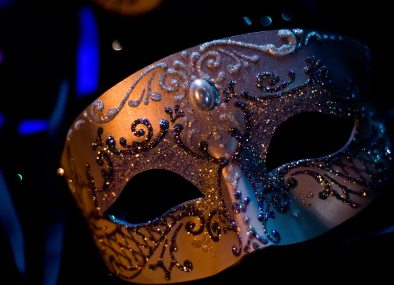 Όλοι πια φοράμε μάσκες και ζούμε σε περίοδο καρναβαλιού- 10 τραγούδια 