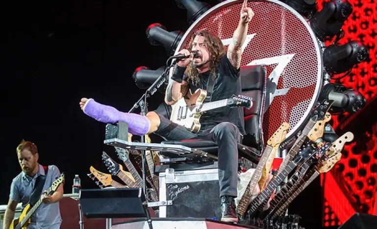 Δείτε τον Dave Grohl σε ένα quitar solo με το σπασμένο του πόδι...
