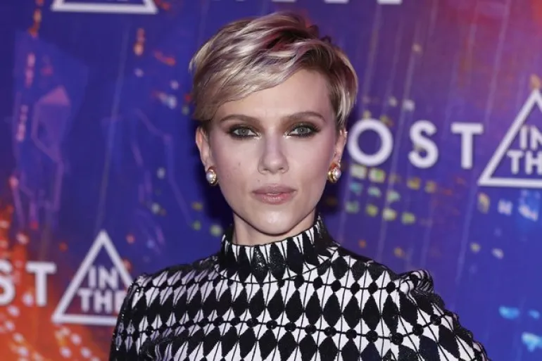 Η Scarlett Johansson απορρίπτει ρόλο τρανς άνδρα μετά από έντονη κριτική από την LGBT κοινότητα