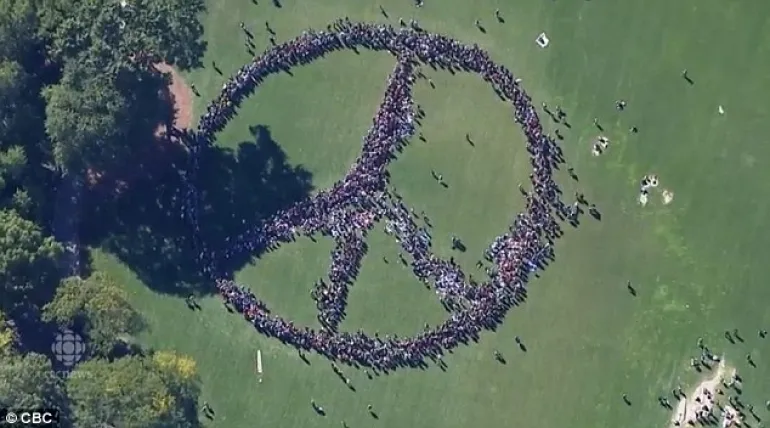 Το σήμα της ειρήνης από 2000 άτομα στο Σέντραλ Παρκ