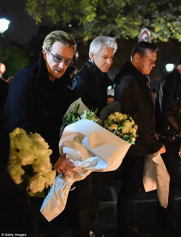 Oι U2 κατέθεσαν λουλούδια στην μνήμη των νεκρών στο Παρίσι
