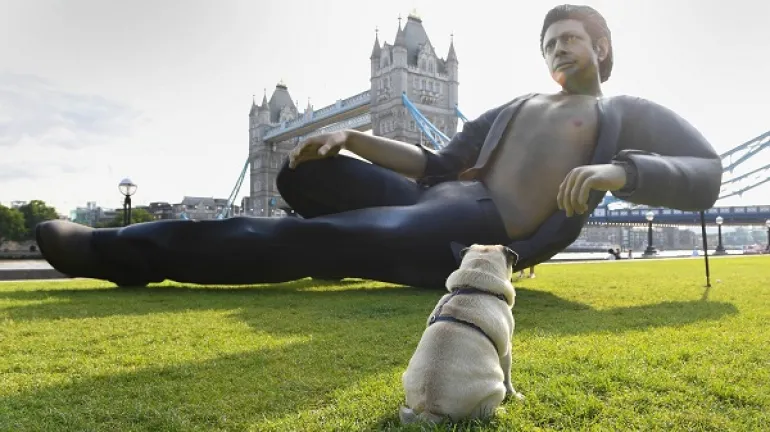Ένα τεράστιο άγαλμα του Τζεφ Γκόλντμπλουμ στο Λονδίνο 