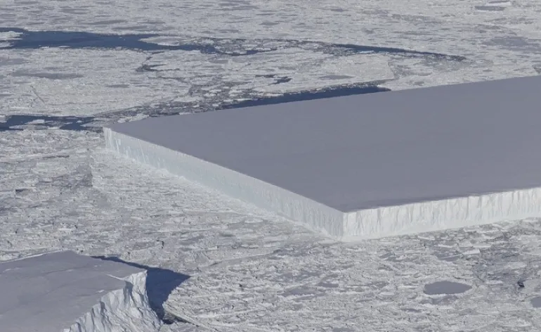 Μια εντυπωσιακή φωτογραφία από ένα ασυνήθιστα γεωμετρικό παγόβουνο στην Ανταρκτική 