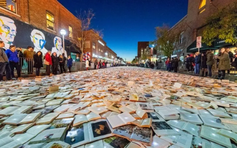 Ποτάμι από 11.000 βιβλία σε δρόμο της Ann Arbor στο Michigan