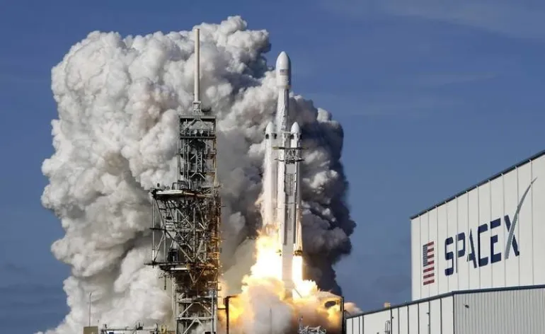 Η SpaceX έγραψε ιστορία εκτοξεύοντας τον ισχυρότερο πύραυλο στον κόσμο Falcon Heavy
