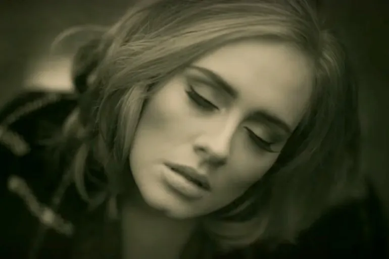 25-Adele, το πρώτο άλμπουμ στην ιστορία με πωλήσεις πάνω από 2 εκατ. σε  2 διαφορετικές εβδ.