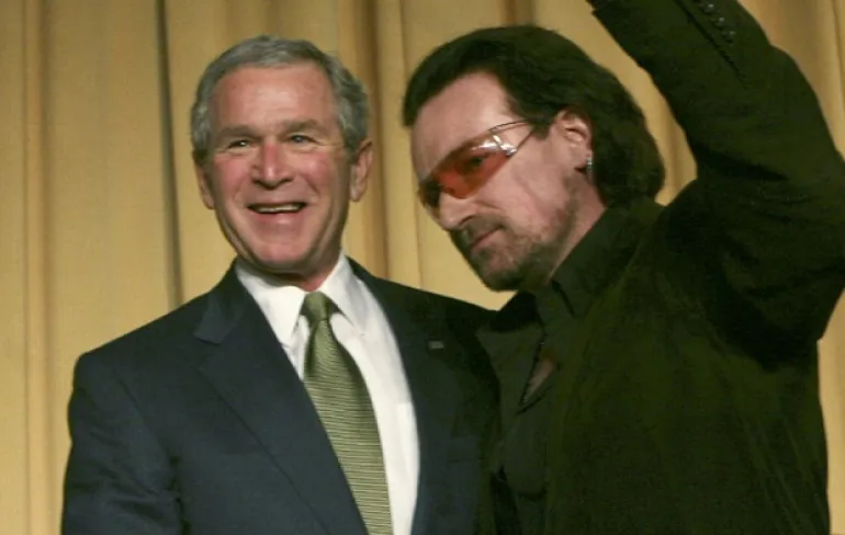 Αχ ρε Bono γιατί μας τα κάνεις αυτά! Αγκαλίτσες με τον George W. Bush...