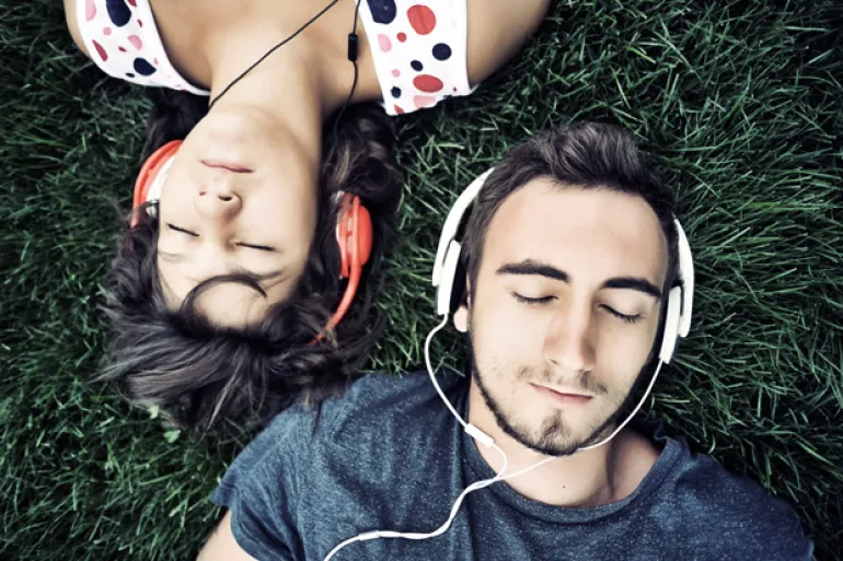 Έρευνα: Οι 16-34αρηδες ακούνε περισσότερη μουσική από τους 55αρηδες+..!