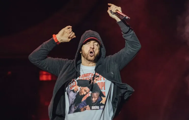 Δείτε τον Eminem να οδηγεί 90.000 κόσμο να φωνάζει Fu*k Trump