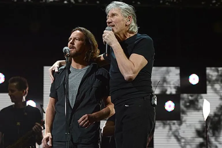 Roger Waters & Eddie Vedder: Comfortably Numb