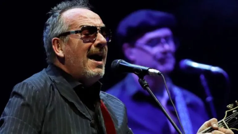 Ο Elvis Costello για το πόσο τυχερός ήταν με τον καρκίνο