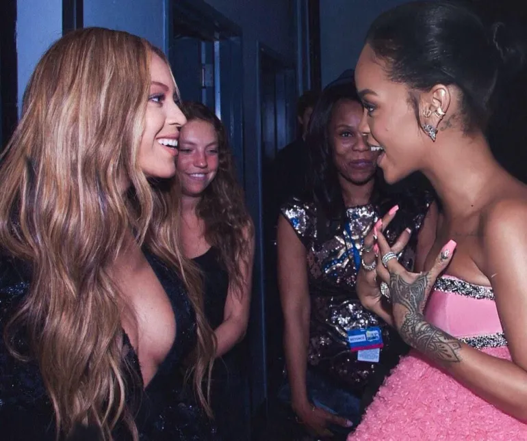 Ποια πιστεύετε ότι είναι καλύτερη: Beyoncé ή Rihanna