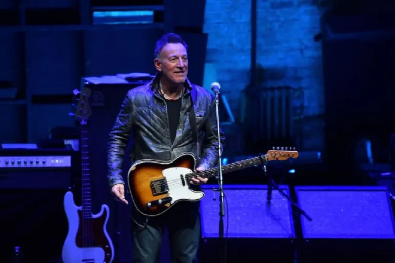 O Bruce Springsteen χθες ζωντανά στο New Jersey & σε τραγούδι των Clash στο Λονδίνο