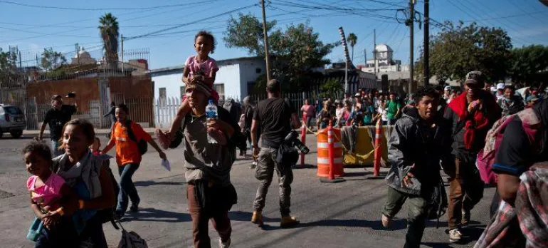Εκατοντάδες μετανάστες σκαρφάλωσαν το φράχτη στα αμερικανικά σύνορα