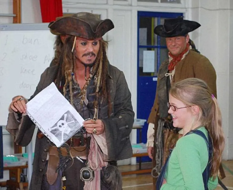 Ο Johnny Depp επισκέπτεται παιδικό νοσοκομείο της Αυστραλίας, ντυμένος Captain Jack Sparrow...