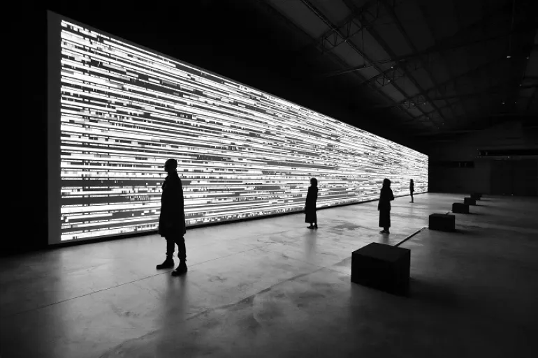 Ryoji Ikeda: Ο κορυφαίος Ιάπωνας καλλιτέχνης επιστρέφει στη Στέγη για να μας «ηλεκτρίσει» 