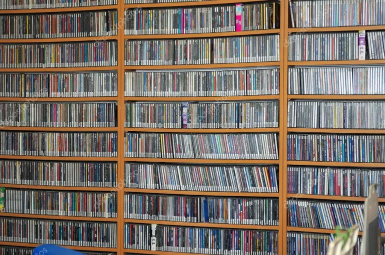 Μια συλλογή cd που έχει αρκετές 'κομματάρες'