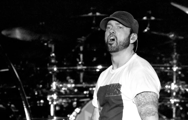 Μπλέξιμο για τον Eminem που κατηγορεί σε τραγούδι τον P. Diddy ότι έδωσε εντολή να σκοτώσουν τον 2Pac