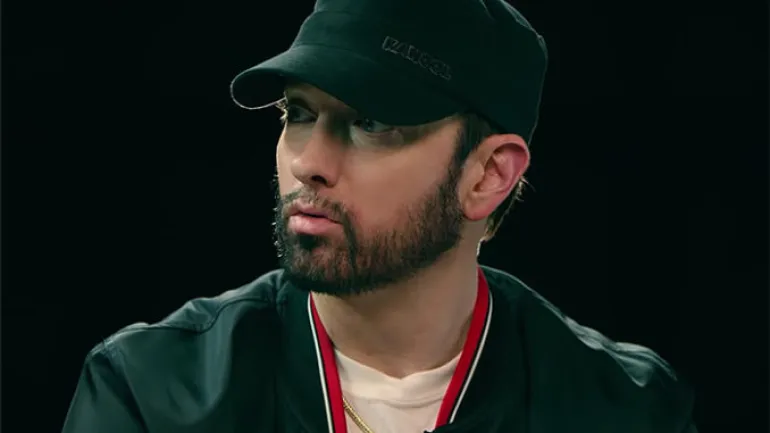 O Eminem λύνει απορίες με τηλεοπτική του συνέντευξη