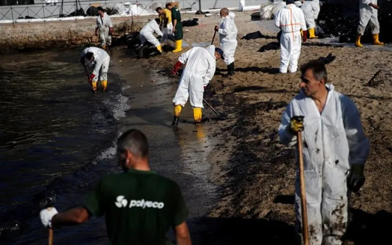 Οικολογική βόμβα στον Σαρωνικό Μαραθώνια επιχείρηση απορρύπανσης