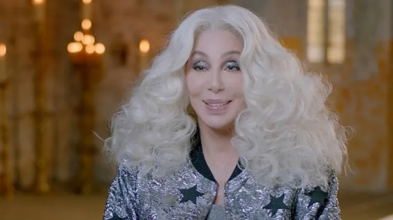 Η Cher φορούσε "κιλά make up" για να φαίνεται νεότερη στο Mamma Mia....