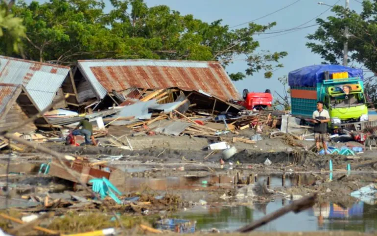 384 νεκροί από τον ισχυρό σεισμό και το τσουνάμι στο νησί Σουλαουέζι της Ινδονησίας