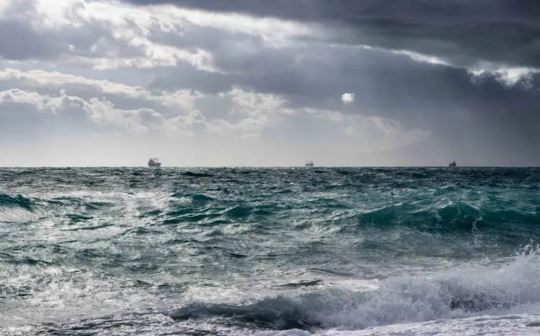 Ισχυροί άνεμοι και βροχές - Δεμένα τα πλοία σε Ραφήνα και Λαύριο