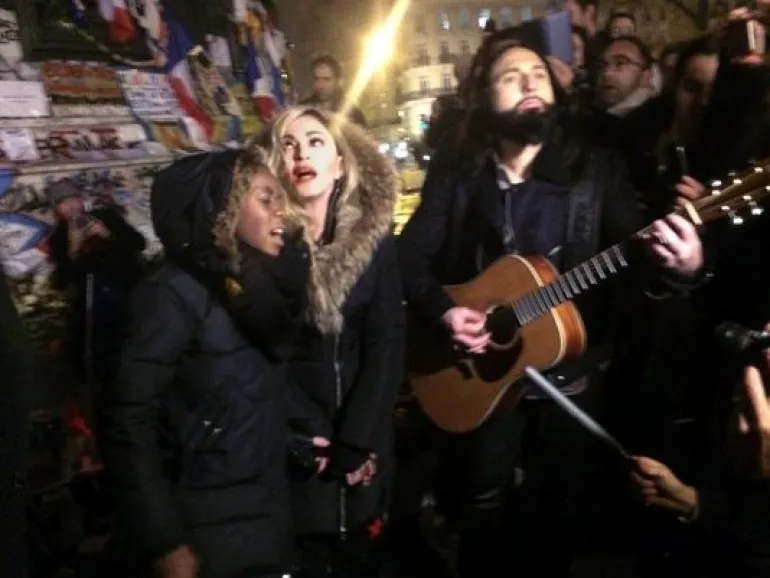 Παρίσι: H Madonna τραγουδάει στις πλατείες