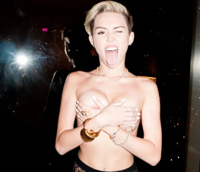 Η Miley Cyrus σε μία ακόμη προκλητική φωτογράφηση...