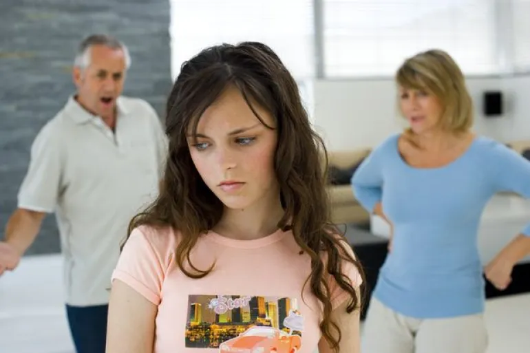 Αυταρχική ή φιλελεύθερη συμπεριφορά των γονιών; Ποιες είναι επιπτώσεις της στην εφηβεία...;