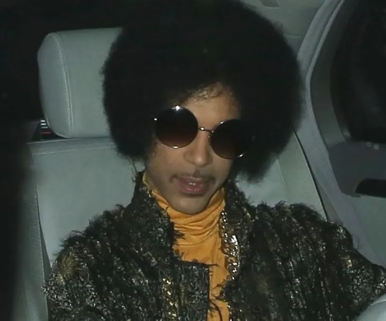 Ο Prince το 2004 τραγουδά στο Rock & Roll Hall Of Fame