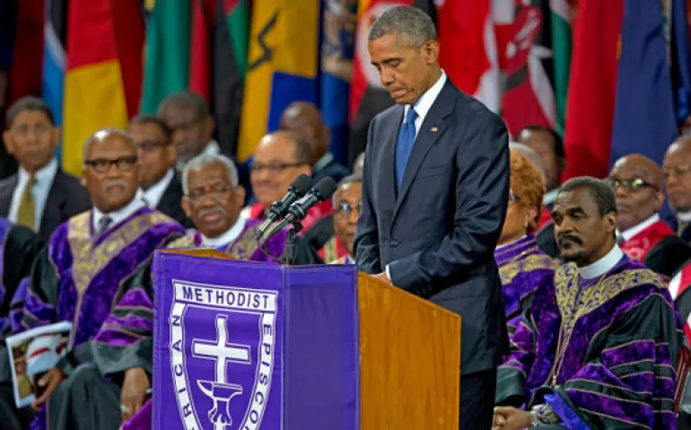 Ο Barack Obama τραγουδά 'Amazing Grace'...