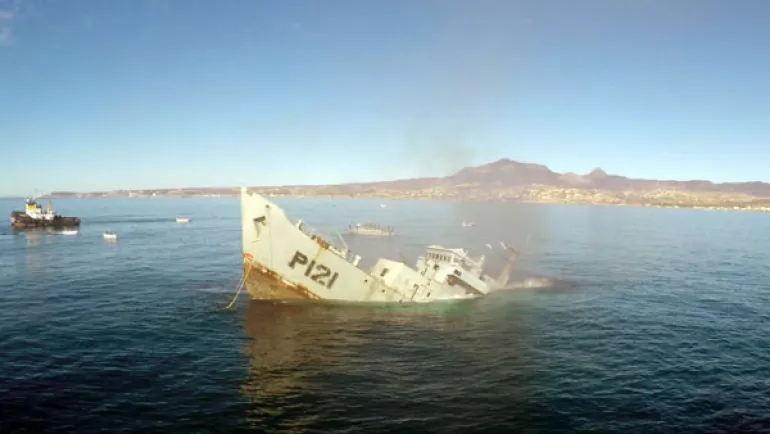 Πως είναι να βουλιάζει ένα πολεμικό πλοίο; Δείτε το Video...