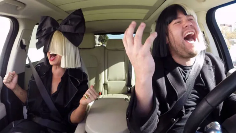 Η Sia τραγουδά στο αυτοκίνητο του James Corden...