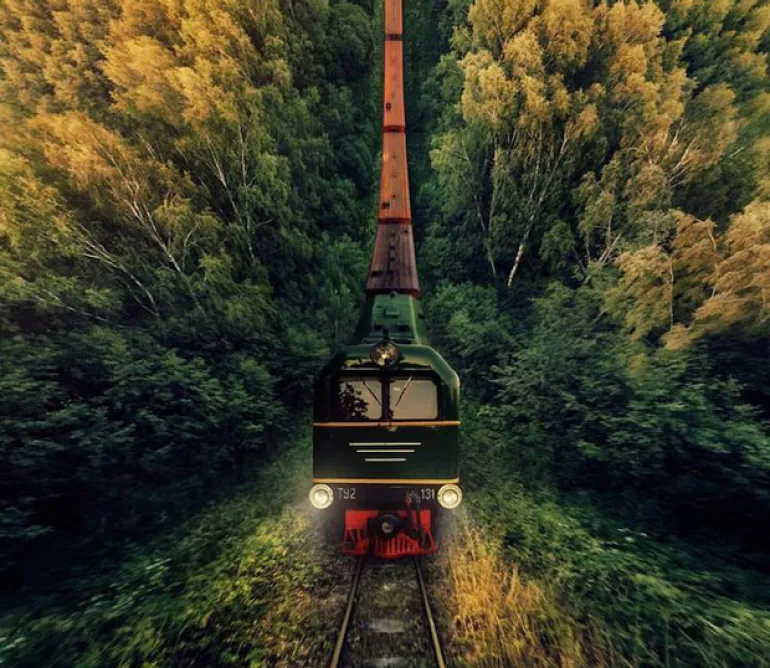 Εντυπωσιακές φωτογραφίες από τρένα να περνούν μέσα από υπέροχα γραφικά τοπία...