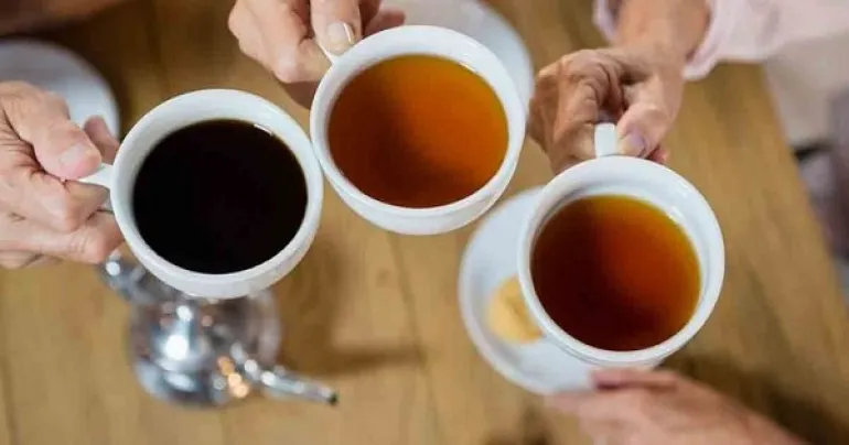 Καφές vs τσάι: Τι μας ωφελεί περισσότερο τελικά;
