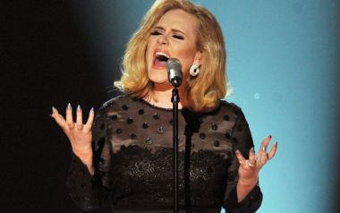 H Adele που έγινε 32 ετών, τραγουδά Cure