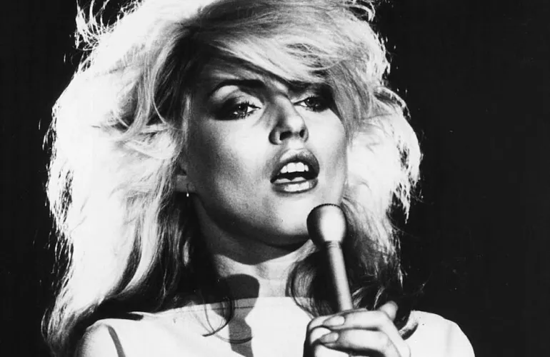 Τα αιθέρια φωνητικά της Debbie Harry σε επιτυχίες των Blondie χωρίς μουσική