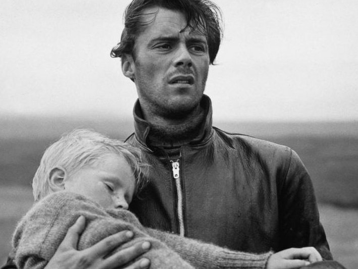 hunted 1952 001 dirk bogarde with boy in his arms