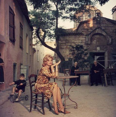 H melina merourh se kafe tis athinas 1961