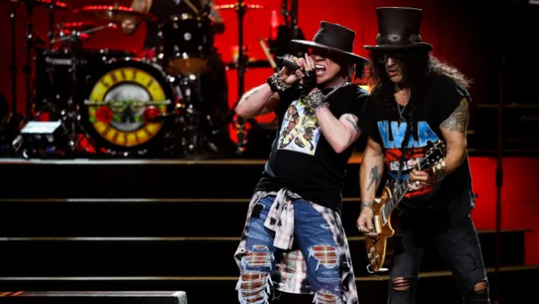 Οι Guns N' Roses ακυρώνουν συναυλία φορώντας μάσκες για τον κορωνοϊό