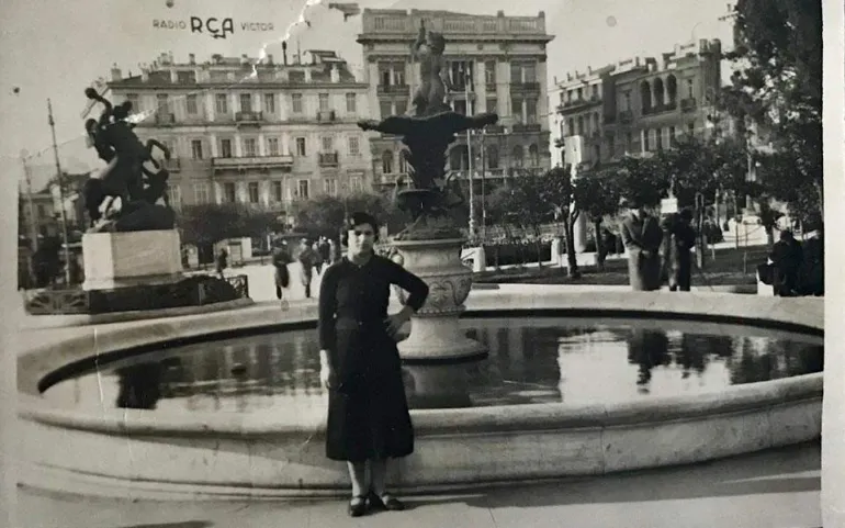 Μια γυναίκα στην πλατεία Συντάγματος τη δεκαετία του ’30, με φόντο το άγαλμα του Θησέα και της Ιπποδάμειας