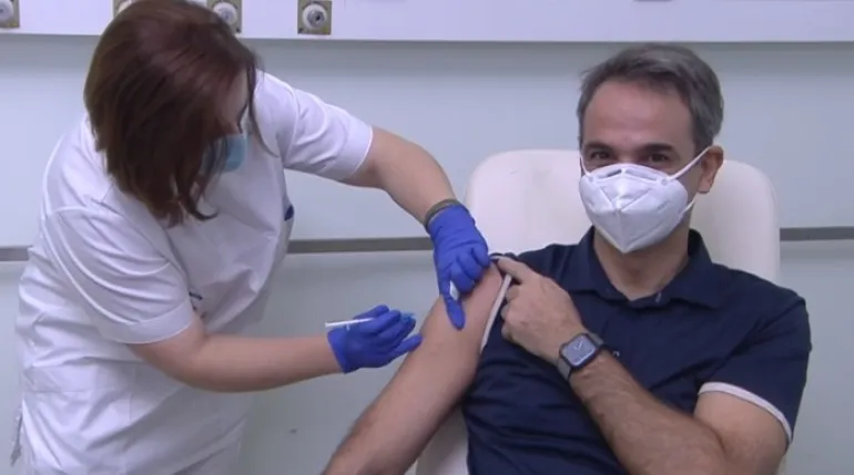 Εμβολιάστηκε στο νοσοκομείο Αττικόν, ο πρωθυπουργός Κυριάκος Μητσοτάκης