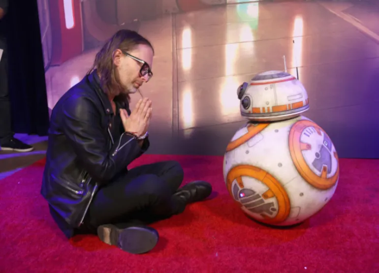 O Thom Yorke συναντά το BB-8 στην προβολή του Star Wars