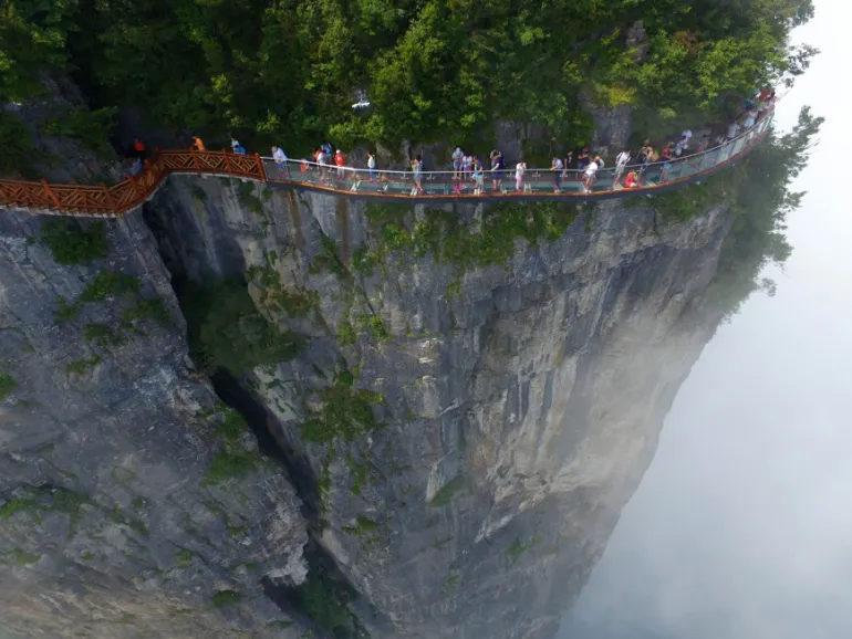 To γυάλινο μονοπάτι της Κίνας για ατρόμητους τουρίστες, στον πιο απόκρημνο βράχο του κόσμου...