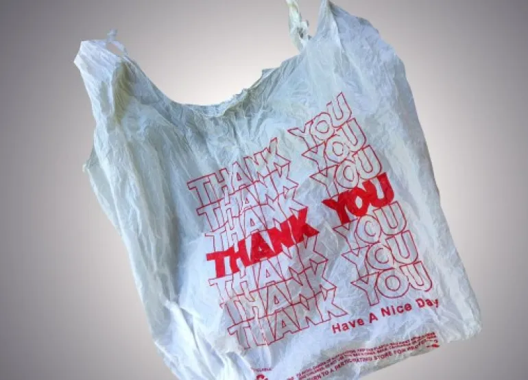 Δωρεάν πλαστική σακούλα τέλος: Από πότε (και πόσο) θα την πληρώνεις στα σούπερ μάρκετ