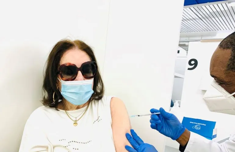 Εμβολιάστηκε η Νάνα Μούσχουρη, το μήνυμα νίκης κατά του κορωνοϊού στα Γαλλικά