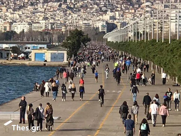 Μια Σαββατιάτικη βόλτα στην παραλία της Θεσσαλονίκης, κόντρα στην επικαιρότητα