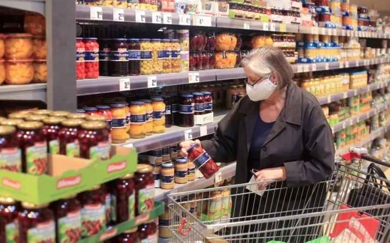 Υποχρεωτική η χρήση μάσκας στα σούπερ μάρκετ για εργαζομένους και καταναλωτές από αύριο