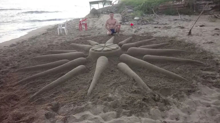 Γιάννης Ρίτσος: Ζωγραφίζουμε στην άμμο με το δάχτυλο τον ήλιο που γελάει